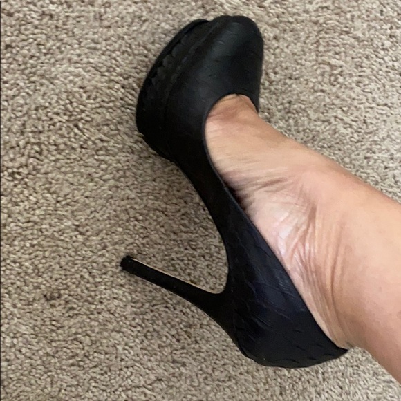 BCBG Glazed python pump - Picture 4 of 6